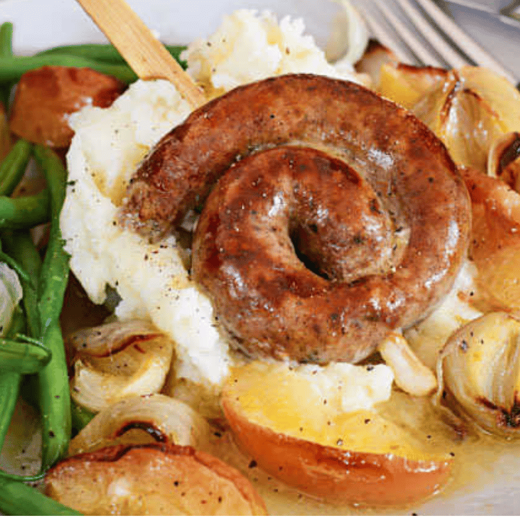 Sausage whirls with apples and mash 